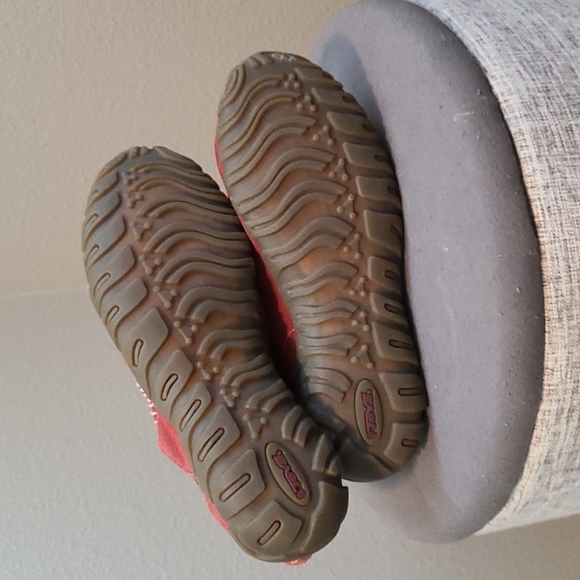 Teva shoe burgundy red size 8 - Picture 4 of 6